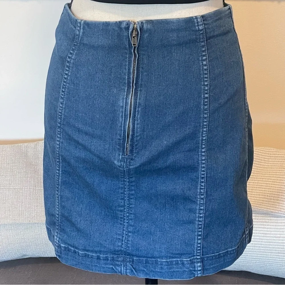 FREE PEOPLE Modern Femme Denim Blue Mini Skirt size 6.